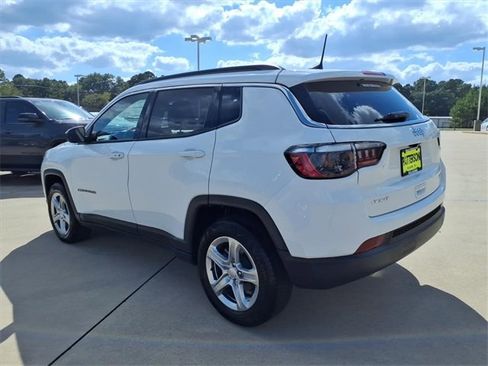 Used 2024 Jeep Compass Latitude image 4