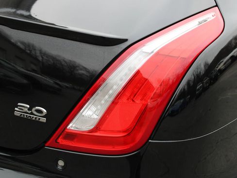 Used 2017 Jaguar XJ R-Sport image 29