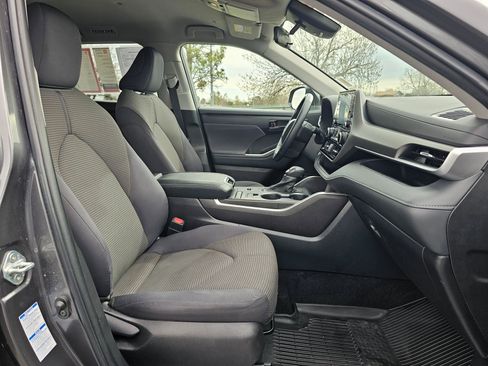 Used 2022 Toyota Highlander LE image 10