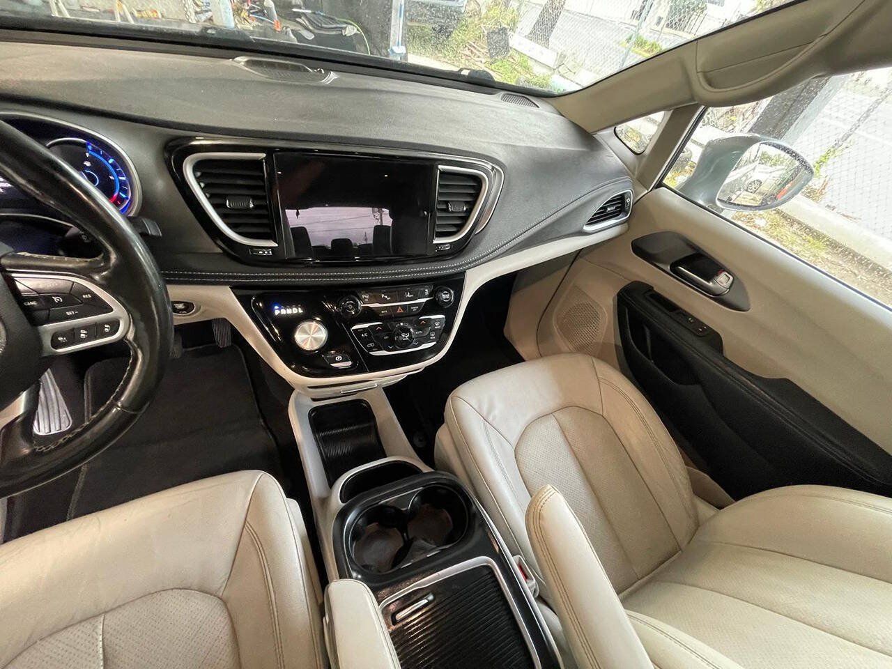 Used 2021 Chrysler Pacifica Touring-L FWD image 5