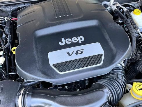 Used 2018 Jeep Wrangler Unlimited Rubicon w/ Connectivity Group AWD/4WD image 30