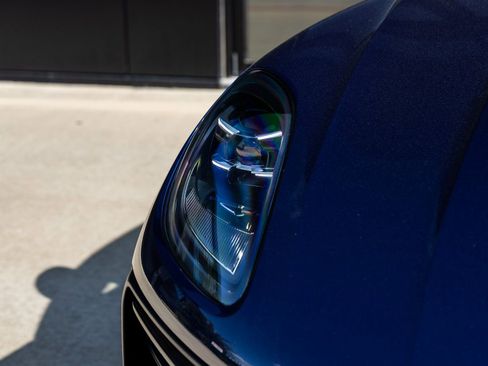 Certified 2025 Porsche Macan image 16