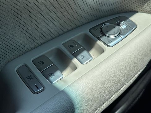 Used 2022 Genesis G70 2.0T w/ Prestige Package image 25