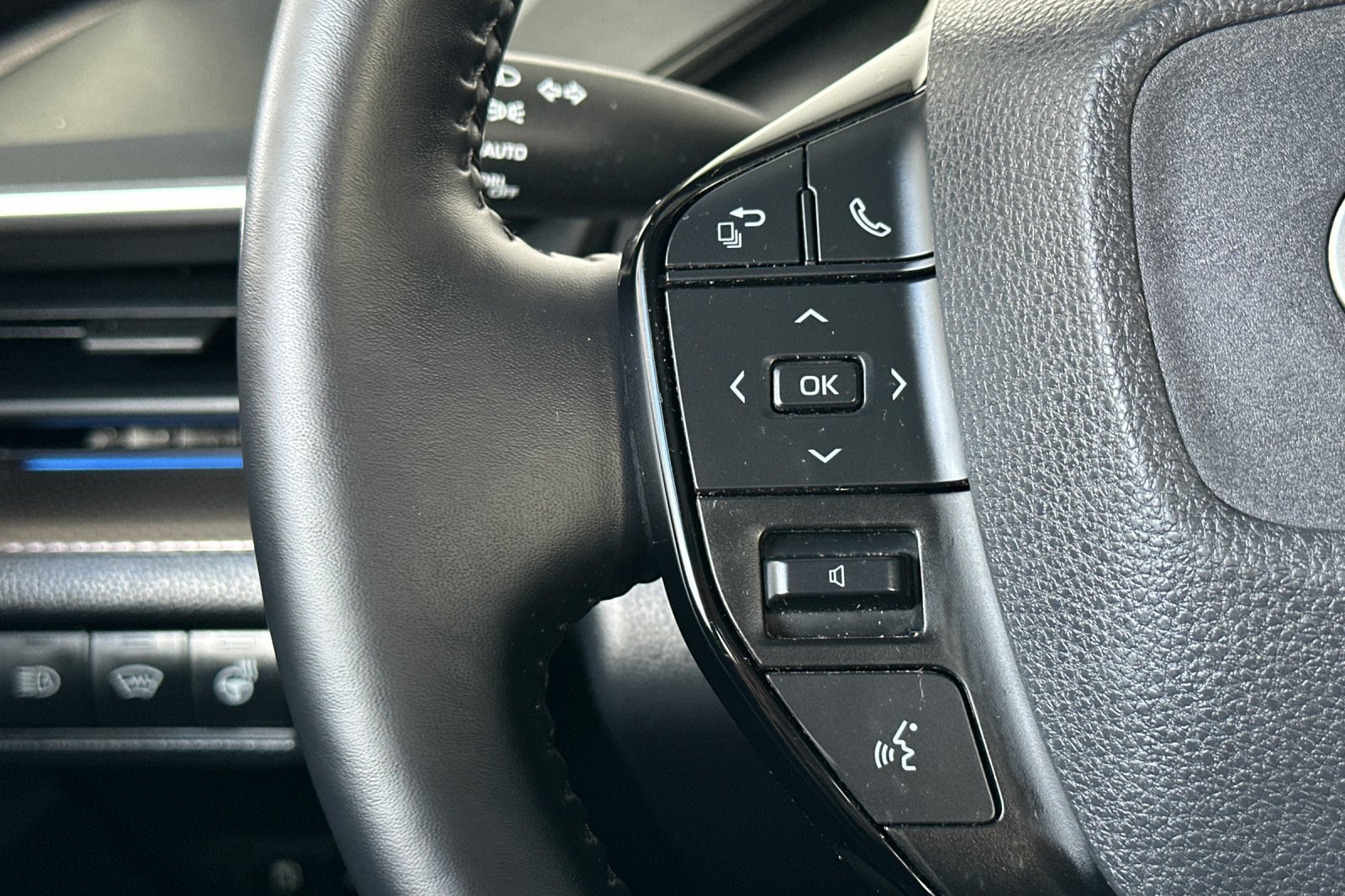 Used 2024 Toyota Prius Limited w/ Limited Premium Package FWD image 32