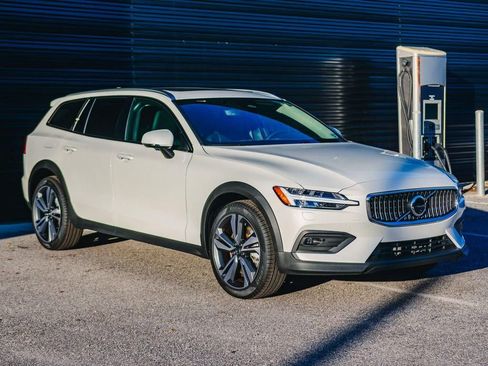 New 2025 Volvo V60 B5 Cross Country Plus w/ Protection Package Premier image 7