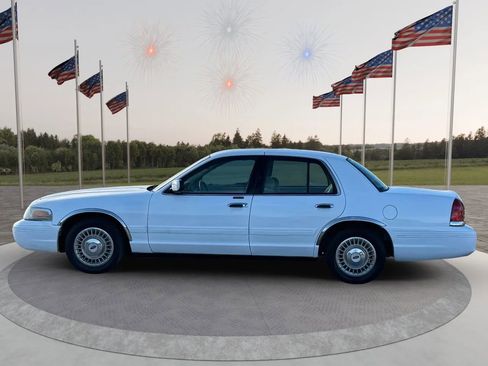 Used 2001 Ford Crown Victoria RWD image 3