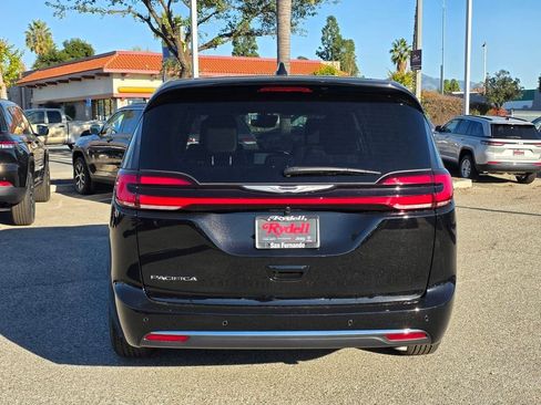New 2026 Chrysler Pacifica Select image 5