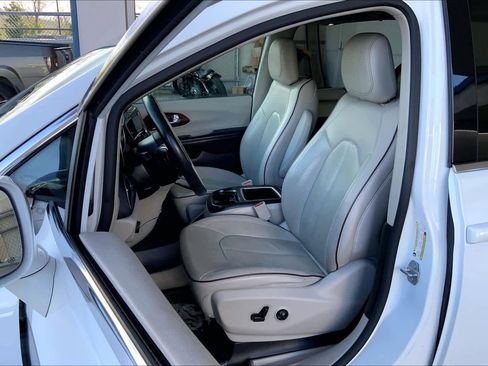 Used 2019 Chrysler Pacifica Limited image 8