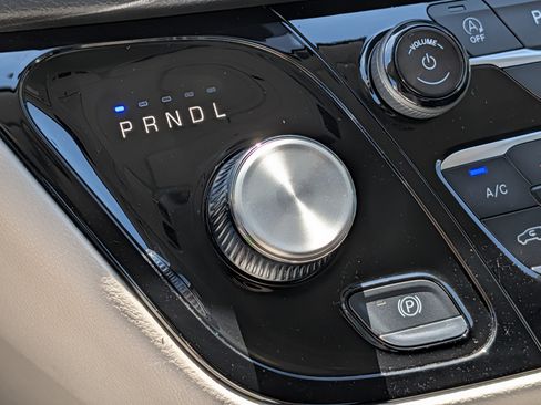 Used 2024 Chrysler Pacifica Touring-L FWD image 24