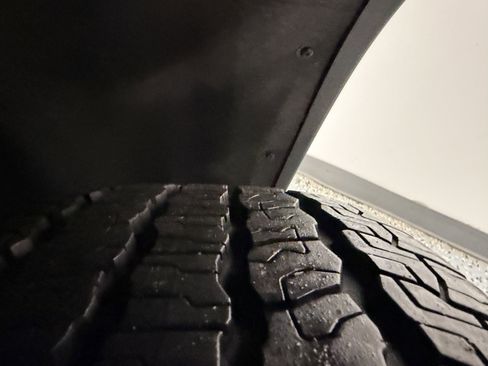 Used 2025 GMC Acadia AT4 w/ Luxury Package image 34