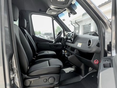 Used 2025 Mercedes-Benz Sprinter 2500 image 23