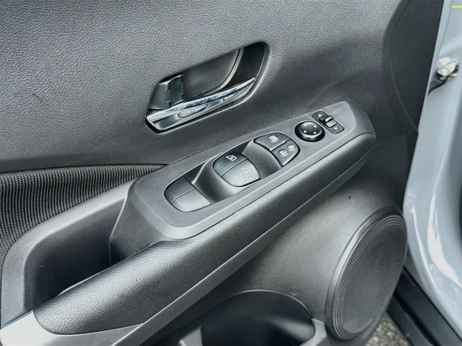Used 2022 Nissan Kicks SV w/ Interior Electronics Package FWD image 17