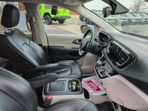 Used 2017 Chrysler Pacifica Touring-L Plus w/ Tire & Wheel Group image 7