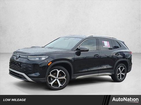 Used 2025 Volkswagen Tiguan SE image 1