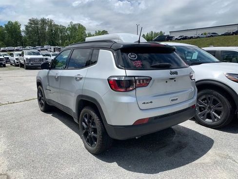 Used 2024 Jeep Compass Latitude w/ Convenience Group AWD/4WD image 6