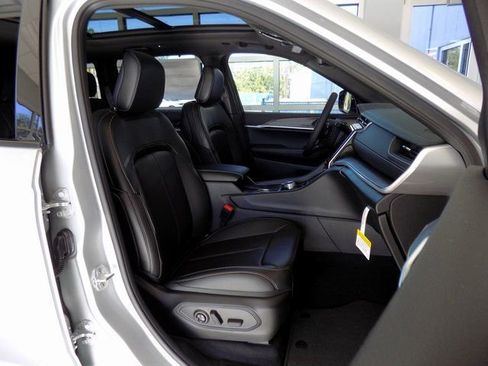 New 2025 Jeep Grand Cherokee Limited w/ Luxury Tech Group II RWD image 22