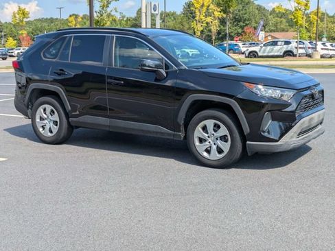 Used 2019 Toyota RAV4 LE FWD image 2