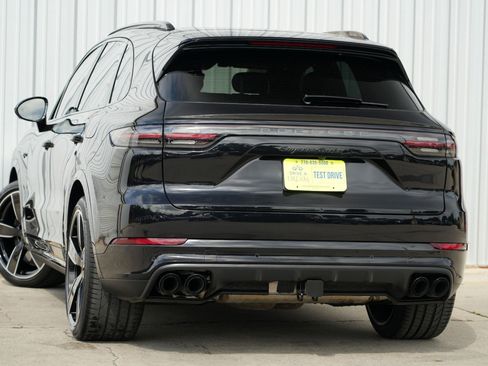 Used 2021 Porsche Cayenne Turbo S image 6