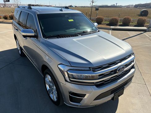 Used 2024 Ford Expedition Platinum image 11