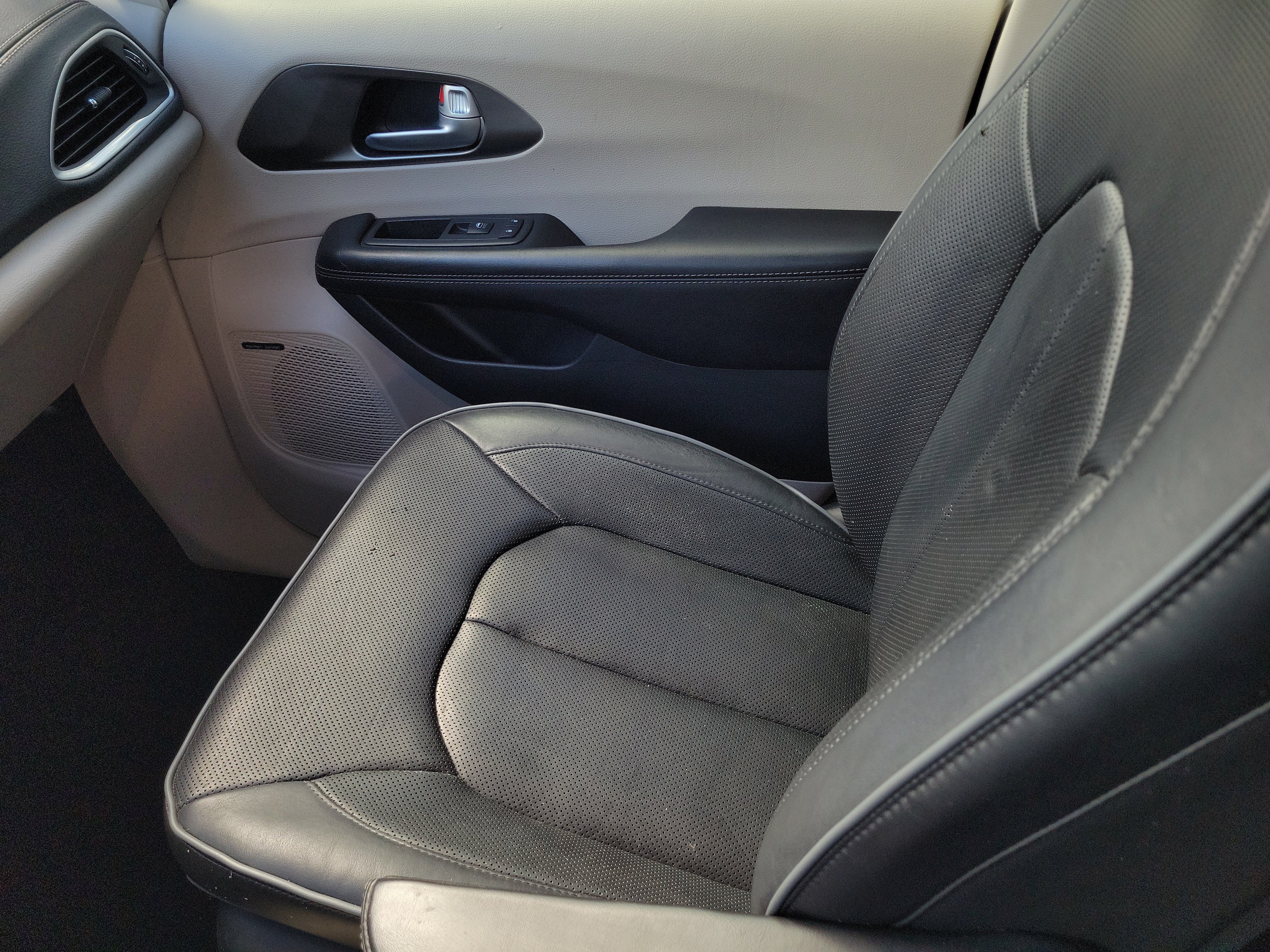 Used 2018 Chrysler Pacifica Limited w/ Advanced Safetytec Group FWD image 18
