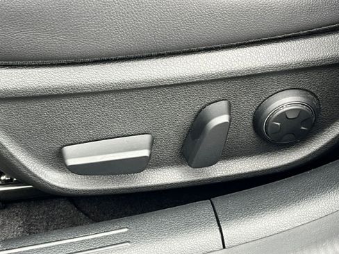 Used 2025 Genesis G70 2.5T image 23