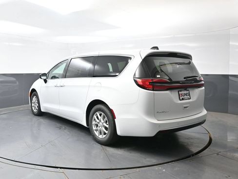 New 2027 Chrysler Pacifica Select FWD image 7