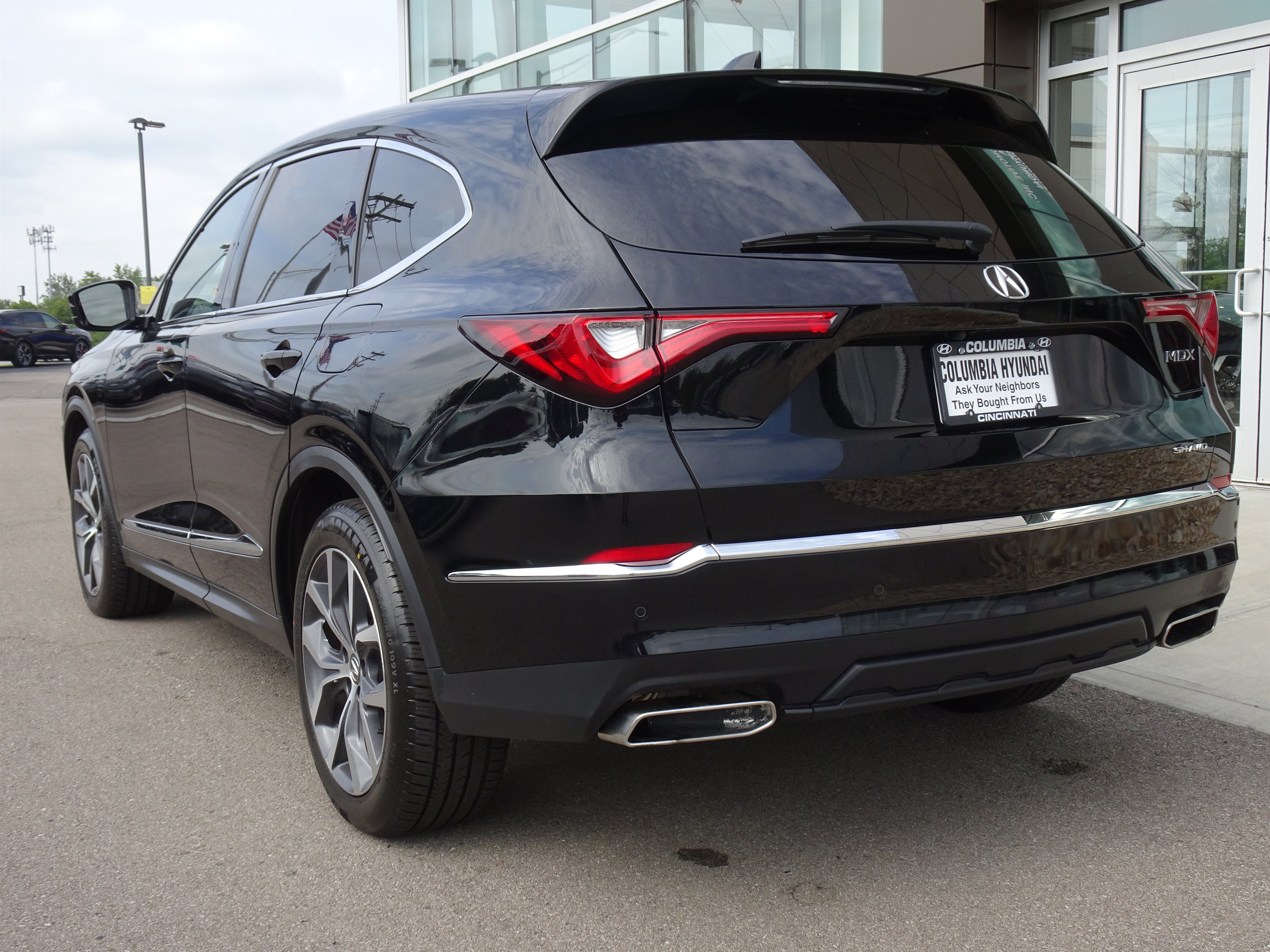 Used 2023 Acura MDX w/ Technology Package AWD/4WD image 3