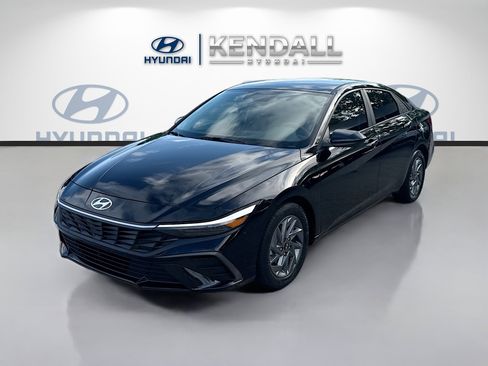 Used 2024 Hyundai Elantra SEL image 3