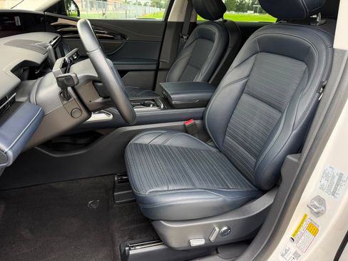 Used 2024 Lincoln Nautilus Reserve AWD/4WD image 7