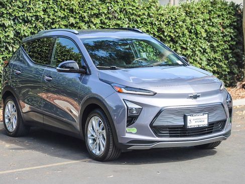 Used 2023 Chevrolet Bolt EUV LT w/ Comfort Package FWD image 3