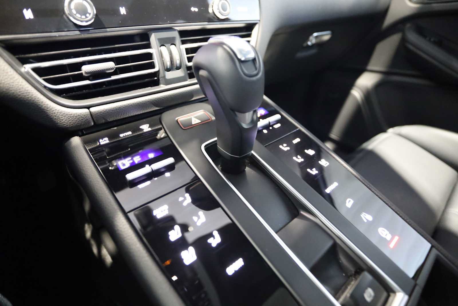 Used 2025 Porsche Macan AWD/4WD image 27