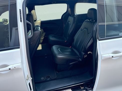 Used 2021 Chrysler Pacifica Touring-L w/ Uconnect Theater Family Group FWD image 10