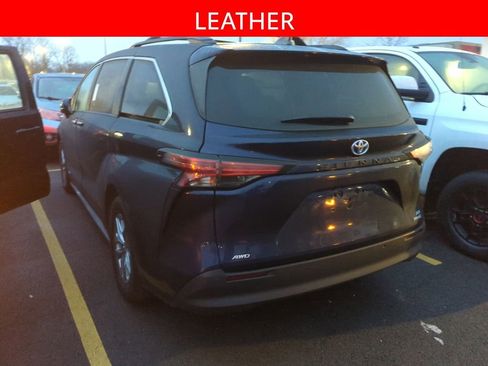 Used 2021 Toyota Sienna XLE image 4