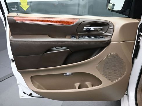Used 2014 Chrysler Town & Country Touring image 9