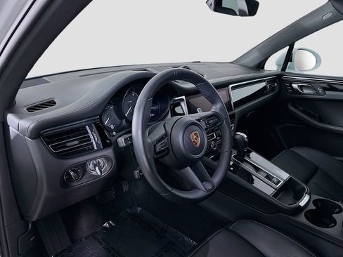 New 2025 Porsche Macan image 4
