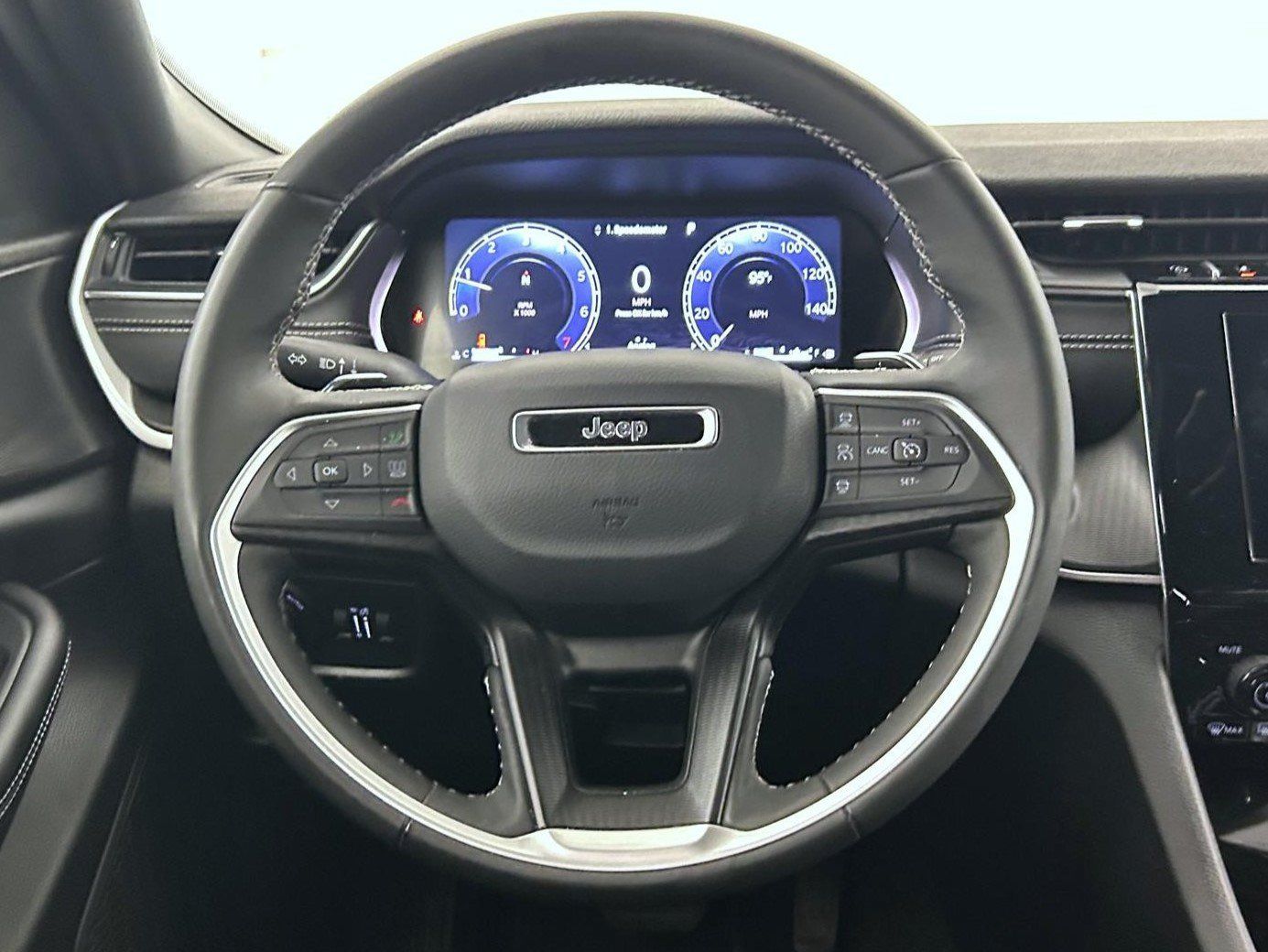 Certified 2025 Jeep Grand Cherokee Altitude AWD/4WD image 11