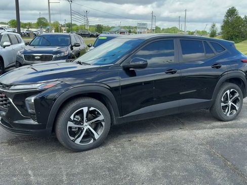 Used 2024 Chevrolet Trax RS w/ Driver Confidence Package FWD image 3
