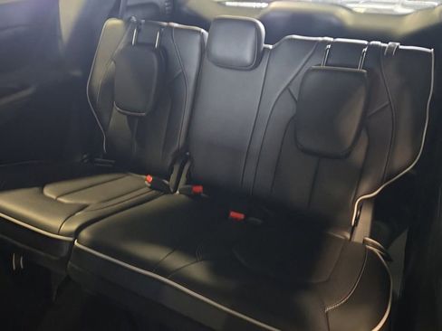 Used 2025 Chrysler Pacifica Limited image 7