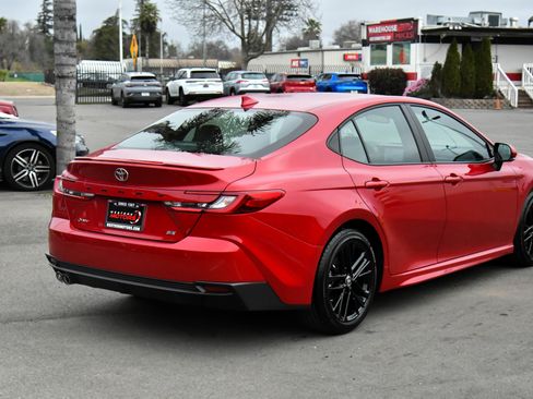 Used 2025 Toyota Camry SE image 8