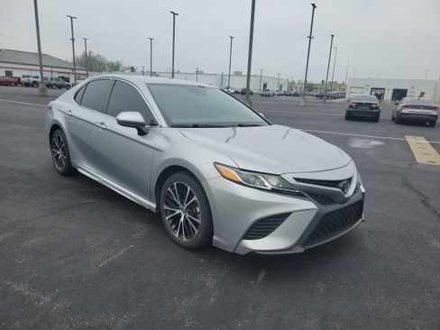 Used 2019 Toyota Camry SE image 1