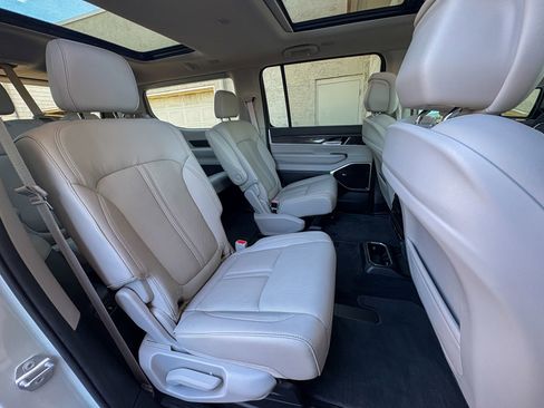 Used 2022 Jeep Wagoneer Series III w/ Premium Group I AWD/4WD image 30