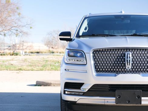 Used 2019 Lincoln Navigator Select w/ Technology Package image 4