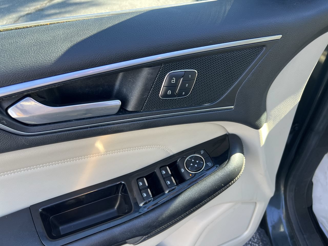 Used 2015 Ford Edge Titanium w/ Equipment Group 302A AWD/4WD image 15
