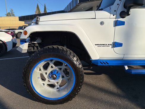 Used 2017 Jeep Wrangler Unlimited Rubicon w/ Connectivity Group image 13