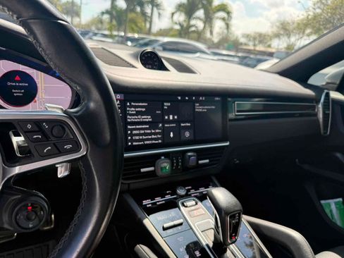 Used 2020 Porsche Cayenne S image 6