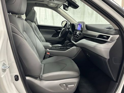 Used 2025 Toyota Highlander XLE image 66