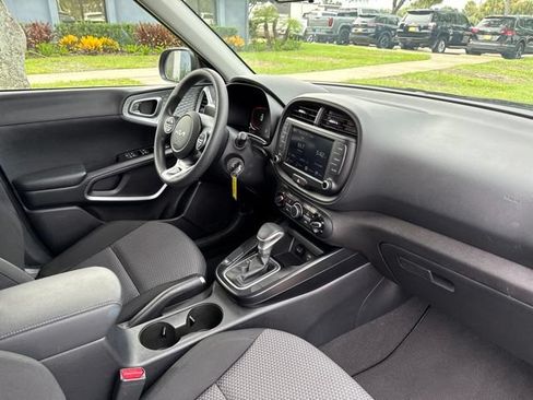 Used 2025 Kia Soul LX w/ LX Technology Package FWD image 11