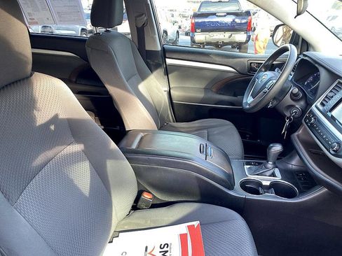 Used 2019 Toyota Highlander LE image 21