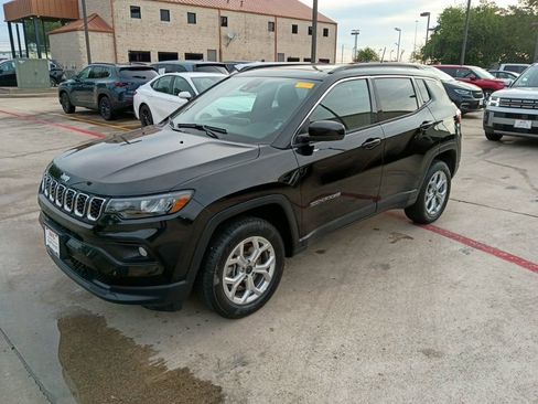 Used 2025 Jeep Compass Latitude w/ Sun & Sound Group AWD/4WD image 1