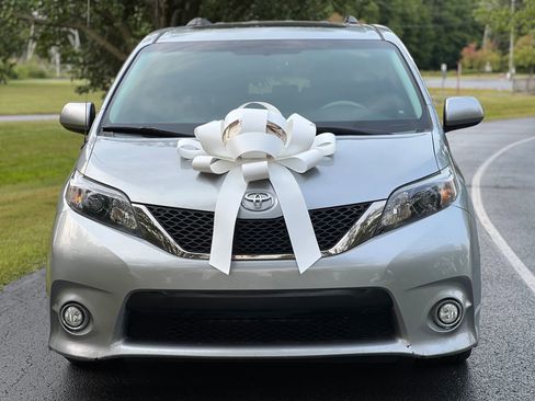Used 2013 Toyota Sienna SE image 2
